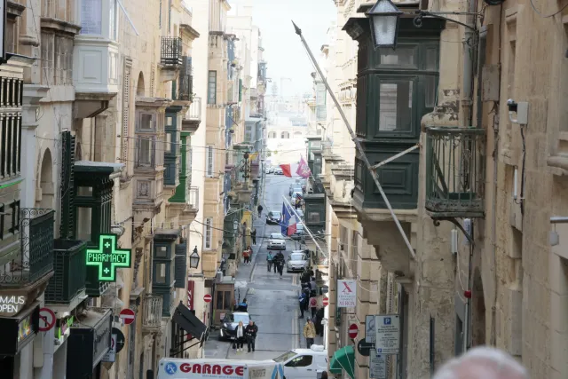 Tamron 28-300mm F3.5-6.3 (EF) - 00003447.webp