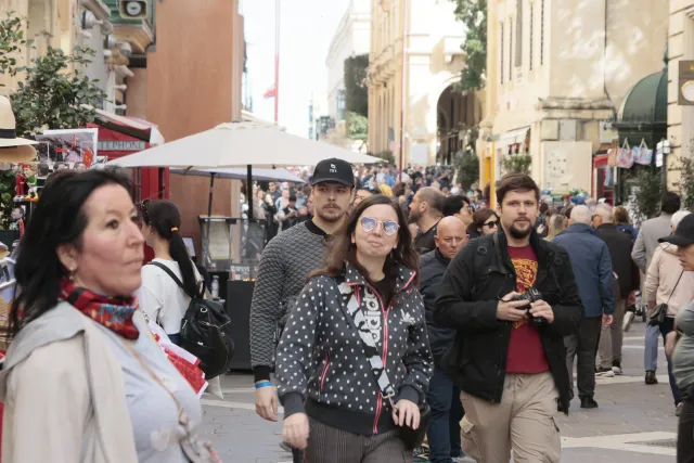 Tamron 28-300mm F3.5-6.3 (EF) - 00003443.webp