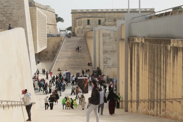 Tamron 28-300mm F3.5-6.3 (EF) - 00004083.webp