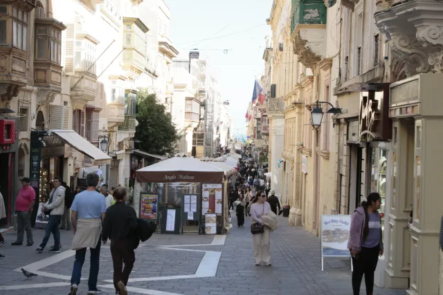 Tamron 28-300mm F3.5-6.3 (EF) - 00003430.webp