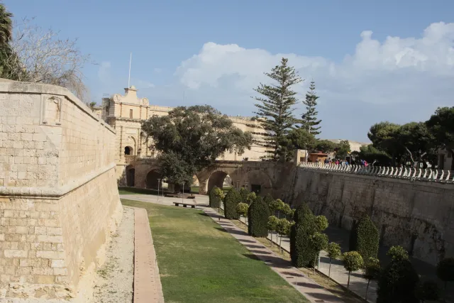 Tamron 28-300mm F3.5-6.3 (EF) - 00003711.webp