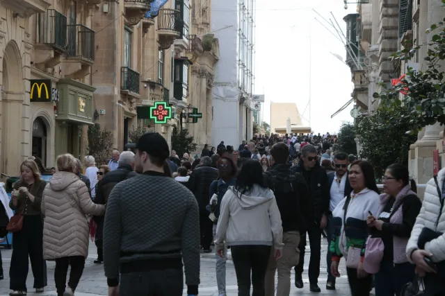 Tamron 28-300mm F3.5-6.3 (EF) - 00003444.webp